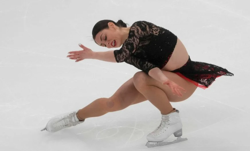 Cine este Julia Sauter, patinatoarea care reprezinta România la JO de Iarnă 2026. Cu performanțe inedite, are trei job-uri pentru a se putea antrena. „Încerc să supraviețuiesc!”