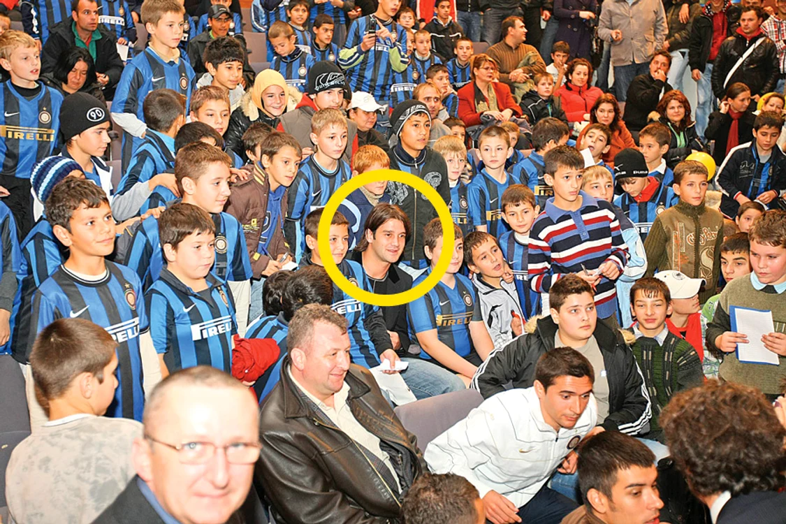 
    Cristi Chivu alături de copii  