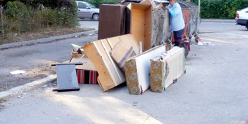 Reşiţa: Reşiţenii îşi scot mobila veche la colţul străzii