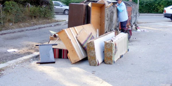 Reşiţa: Reşiţenii îşi scot mobila veche la colţul străzii