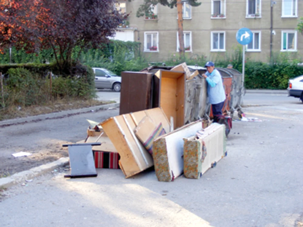 Reşiţa: Reşiţenii îşi scot mobila veche la colţul străzii