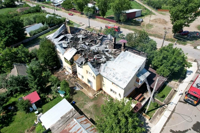 Acoperișul blocului a fost distrus de flăcări Foto: ISU Botoșani