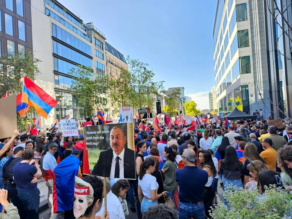 Peste 10.000 de armeni au demonstrat în capitala Belgiei. Foto: Nexta TV via X