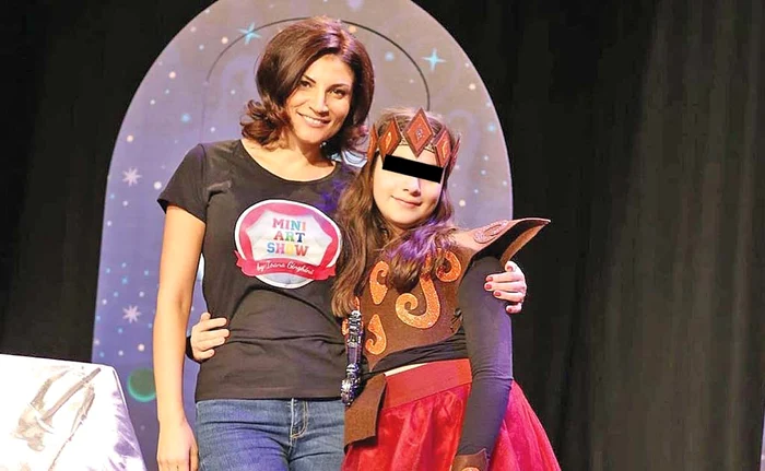 Ioana Ginghină  și fiica ei, Ruxandra,  în vârstă de 12 ani