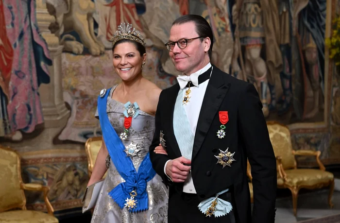 Vă vine să credeți că aceasta este o rochie H&M, mixată cu o tiara de 214 de ani? FOTO: Profimedia