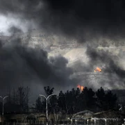 Nori de fum negru se ridică deasupra Teheranului după bombardarea depozitelor de petrol FOTO Profimedia