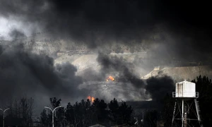Nori de fum negru se ridică deasupra Teheranului după bombardarea depozitelor de petrol FOTO Profimedia