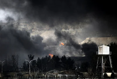 Nori de fum negru se ridică deasupra Teheranului după bombardarea depozitelor de petrol FOTO Profimedia