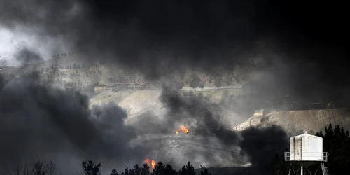 Nori de fum negru se ridică deasupra Teheranului după bombardarea depozitelor de petrol FOTO Profimedia