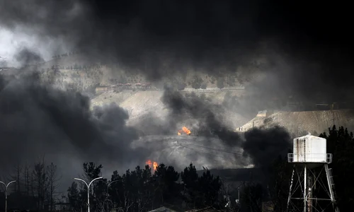 Nori de fum negru se ridică deasupra Teheranului după bombardarea depozitelor de petrol FOTO Profimedia