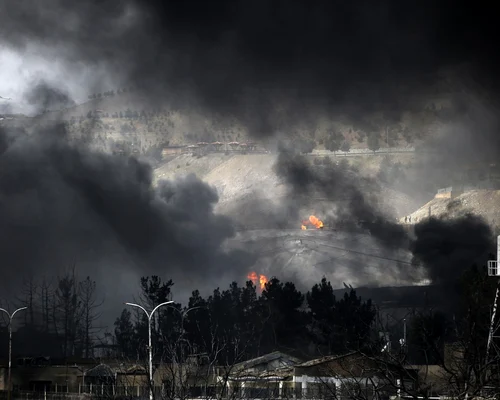 Nori de fum negru se ridică deasupra Teheranului după bombardarea depozitelor de petrol FOTO Profimedia