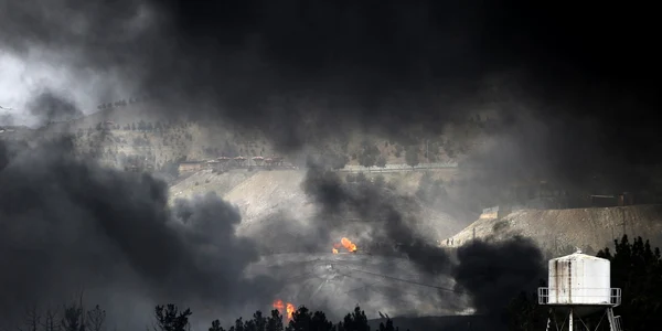 Nori de fum negru se ridică deasupra Teheranului după bombardarea depozitelor de petrol FOTO Profimedia