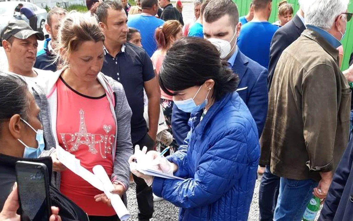 Ministrul Muncii, Violeta Alexandru, și-a notat problemele românilor aflați la muncă pe plantațiile de sparanghelFotografii: Ministerul Muncii