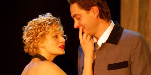 Prețul unui bilet pentru oricare dintre cele două spectacole este 10 lei, respectiv 5 lei cu reducere