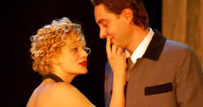 Prețul unui bilet pentru oricare dintre cele două spectacole este 10 lei, respectiv 5 lei cu reducere