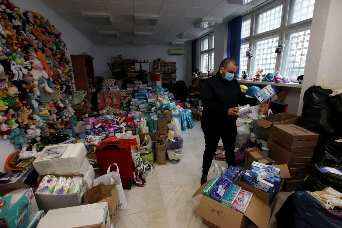Filip este șeful voluntarilor care triază ajutoarele aduse de bucureșteni. Foto: Sever Gheorghe