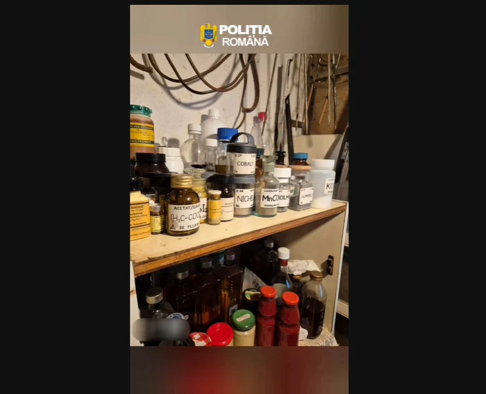 Polițiștii au descoperit zeci de kilograme de substanțe chimice. FOTO: Captură Video/Poliția Română 
