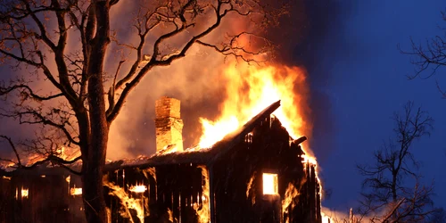 casa incendiu shutterstock jpg