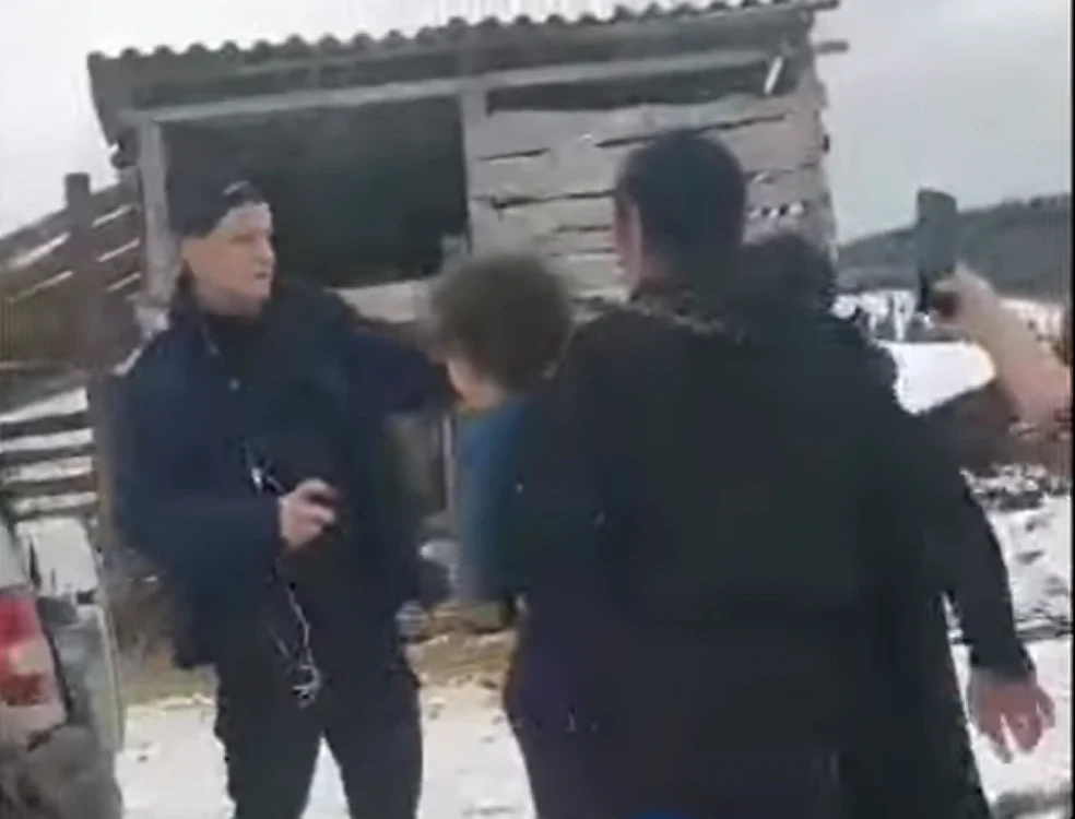 Asupra jandarmului se aruca cu lemne şi pietre, dar acesta a evitat să folosească spray-ul lacrimogen. FOTO: Captura video