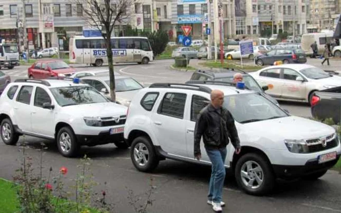 Cele două maşini Dacia Duster primite FOTO: Florina Pop