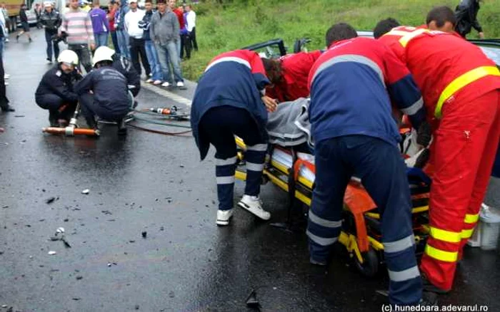 Victima a fost transportată la spital. FOTO: Daniel Guţă. ARHIVĂ.