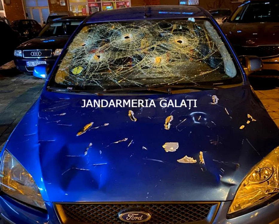 Propprietarul şi-a făcut praf maşina în urma unui acces de furie Foto: IJJ Galaţi