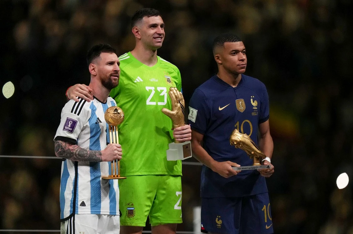 Lionel Messi, portarul Emiliano Martinez și Kylian Mbappe FOTO Profimedia
