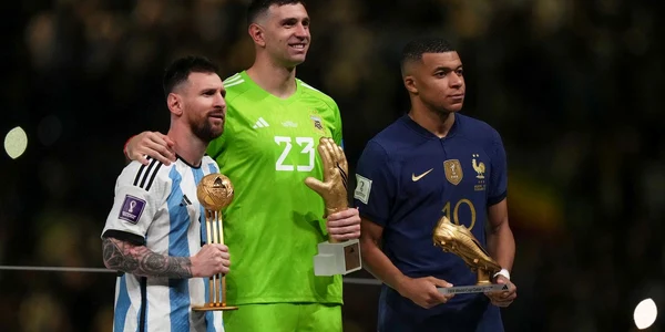 Lionel Messi, portarul Emiliano Martinez și Kylian Mbappe FOTO Profimedia