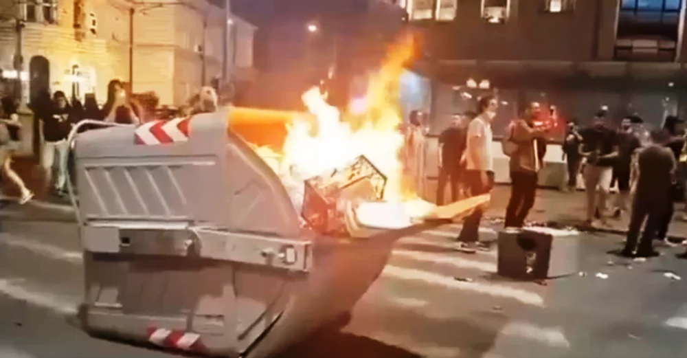 Proteste violente în Serbia. Manifestanții s-au ciocnit cu poliția în mijlocul unui miting antiguvernamental de amploare la Belgrad