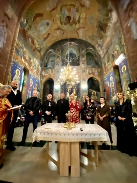 
    După cununia religioasă, mirii, nașii și invitații s-au retras la un restaurant selectfoto: Instagram  