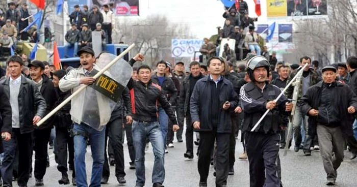 Poliţia a folosit bastoane, grenade lacrimogene şi gloanţe de cauciuc pentru a dispersa mulţimea de protestatari / timesonline.co.uk