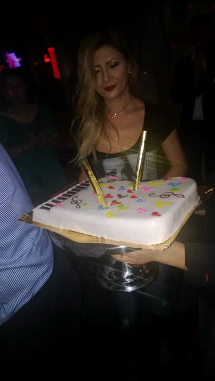 Adora şi tortul în formă de pian