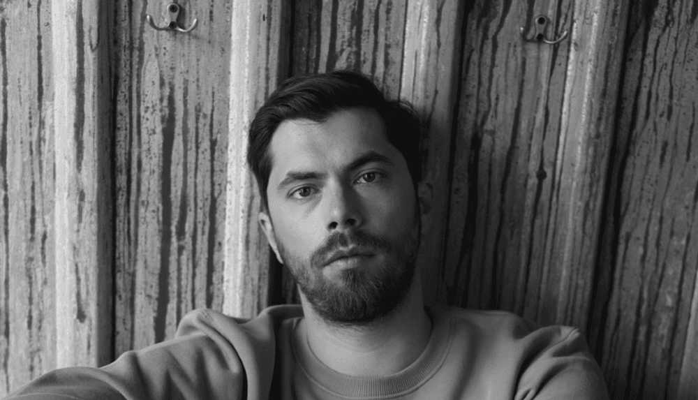 Alex Coteț, scenarist „Teambuilding“: „Am făcut ceva bine dacă ți-am stârnit atâta emoție încât să mă înjuri“ | INTERVIU EXCLUSIV