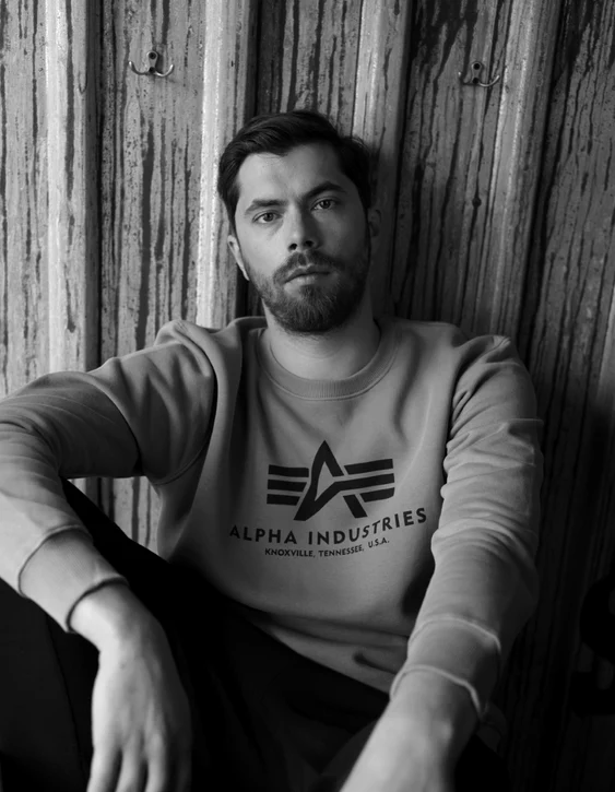 Alex Coteț, scenarist și regizor Teambuilding, rezemat de un perete