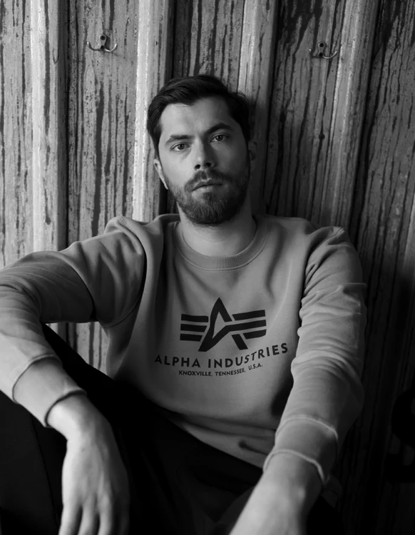 Alex Coteț, scenarist și regizor Teambuilding, rezemat de un perete