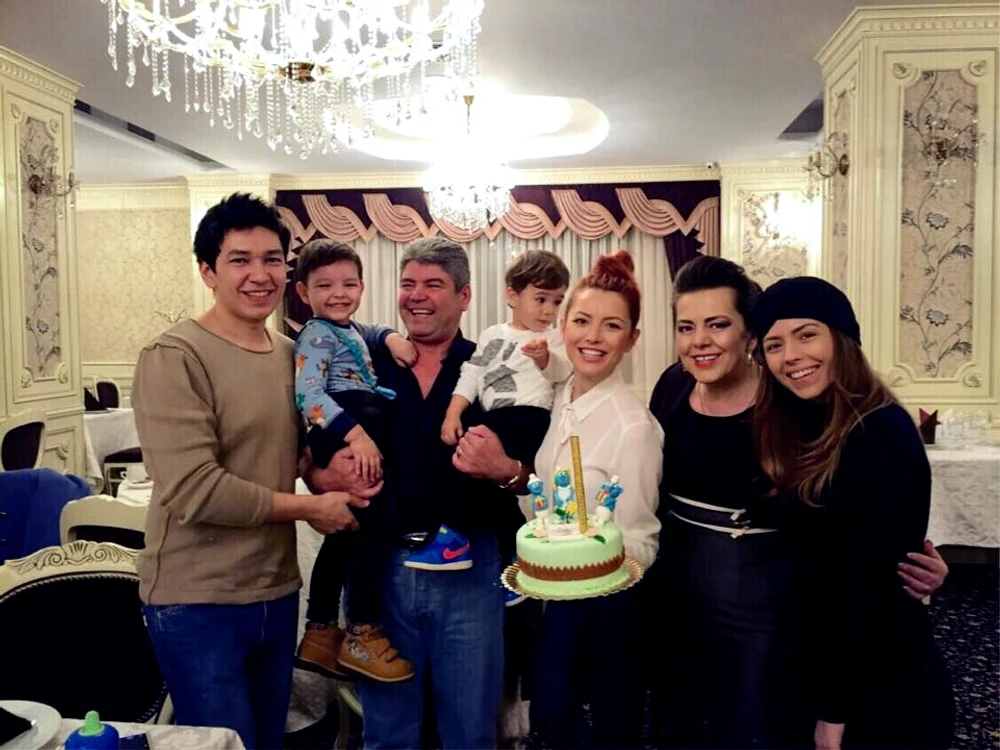 Elena este fericită alături de cele mai dragi fiinţe