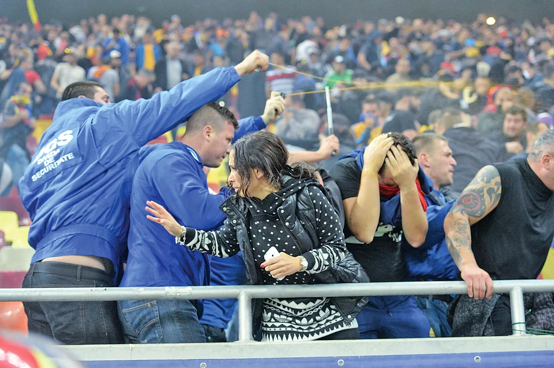 Agenţii de pază au folosit spray-ul paralizant fără să ţină cont de cine se afla în preajmăFoto: Mediafax