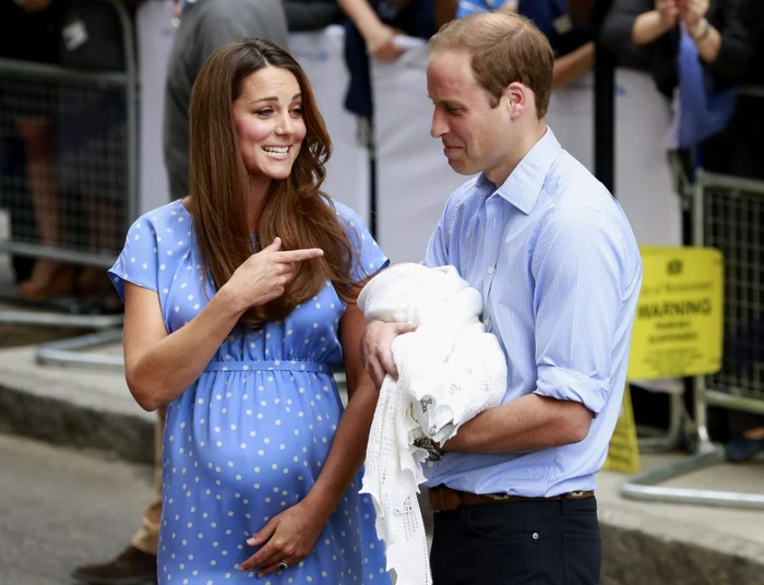 Prinţul William alături de Catherine Middleton, la externarea din spital a soţiei şi a băiatului lui.     FOTO: Reuters