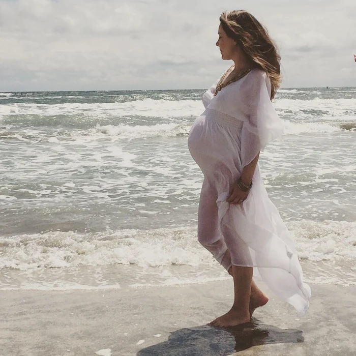 Oana s a fotografiat la malul mării într o rochiţă care îi pune în evidenţă burtica de gravidă  jpeg