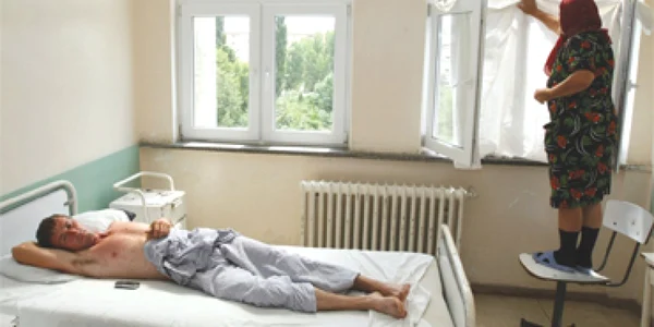 Bolnavii se apără cum pot de căldură