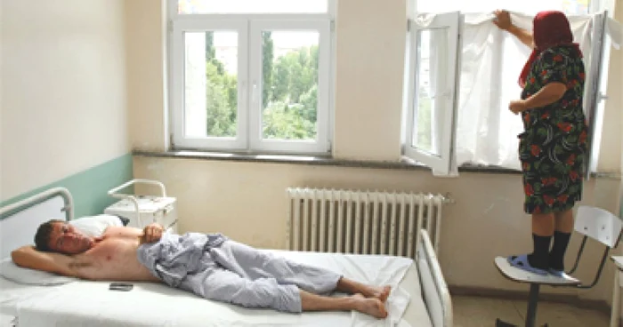 Bolnavii se apără cum pot de căldură