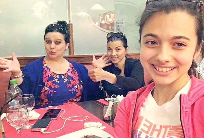 Laura a sărbătorit după emisiune alături de profa şi de mama ei (dreapta)  