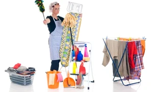 femeie gospodina curatenie rufe spalate intinse mop shutterstock 19063540 jpeg