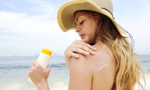 femeie crema de plaja soare protectie palarie jpeg