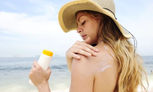 femeie crema de plaja soare protectie palarie jpeg