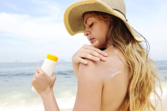 Crema SPF, obligatorie la plajă FOTO Arhivă