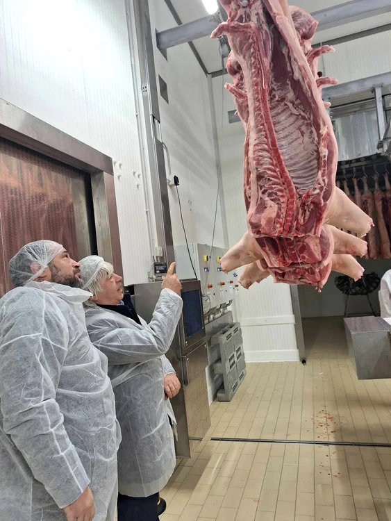Călin și Dimitrie Muscă, în abatorul de la Iratoșu FOTO Claudia Untaru