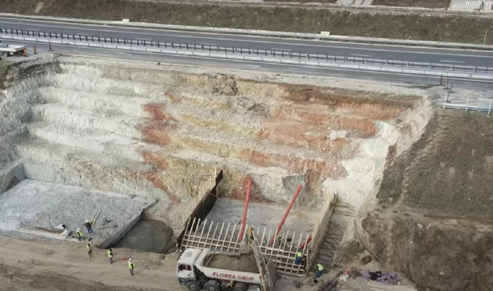 Se lucrează intens la alunecearea de teren de pe A10 FOTO captură video Youtube