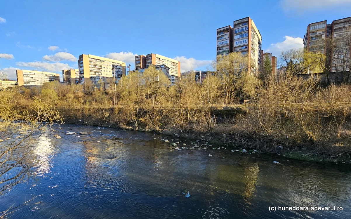Râul Jiu și cartierele din Lupeni. Foto: Daniel Guță. ADEVĂRUL