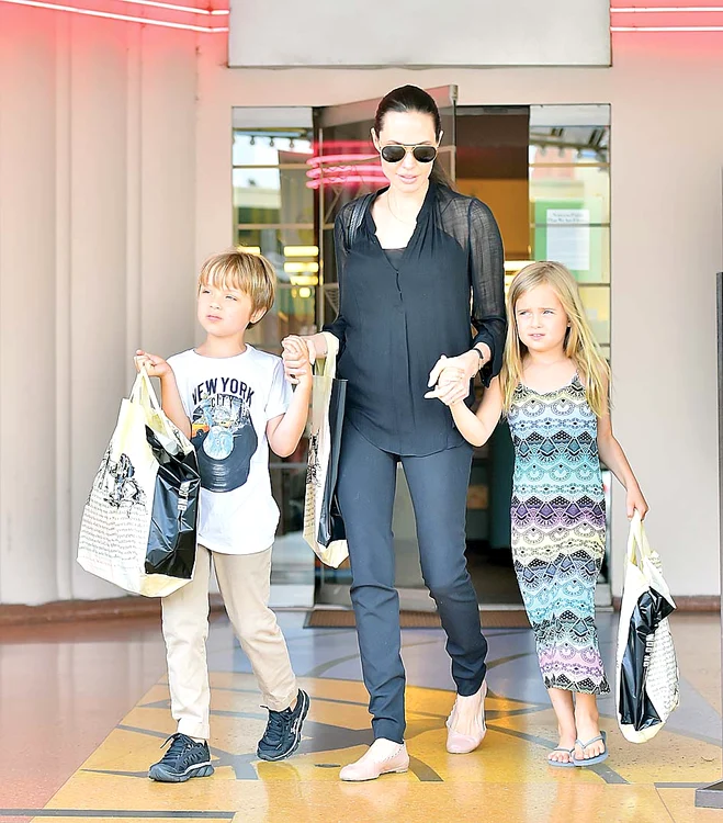 
    Knox şi Vivienne  nu au plecat de la  librărie până nu şi-au  umplut trăistuţele  